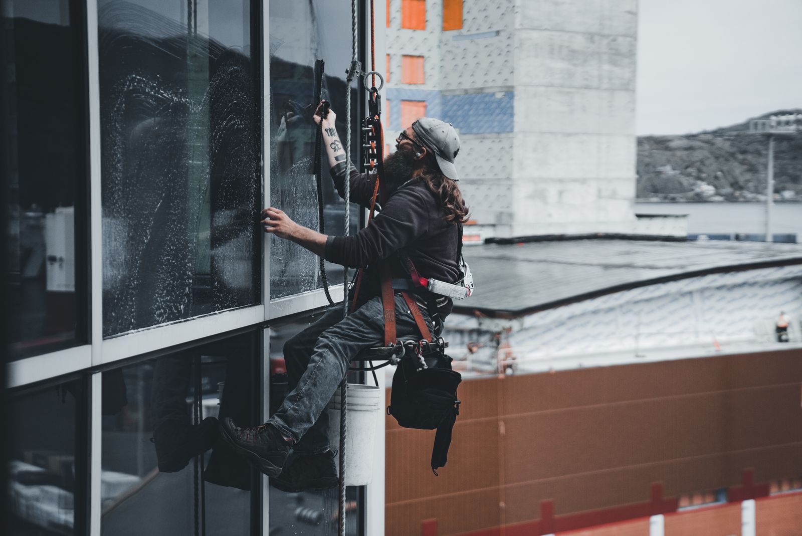 Window cleaner suspended on a building