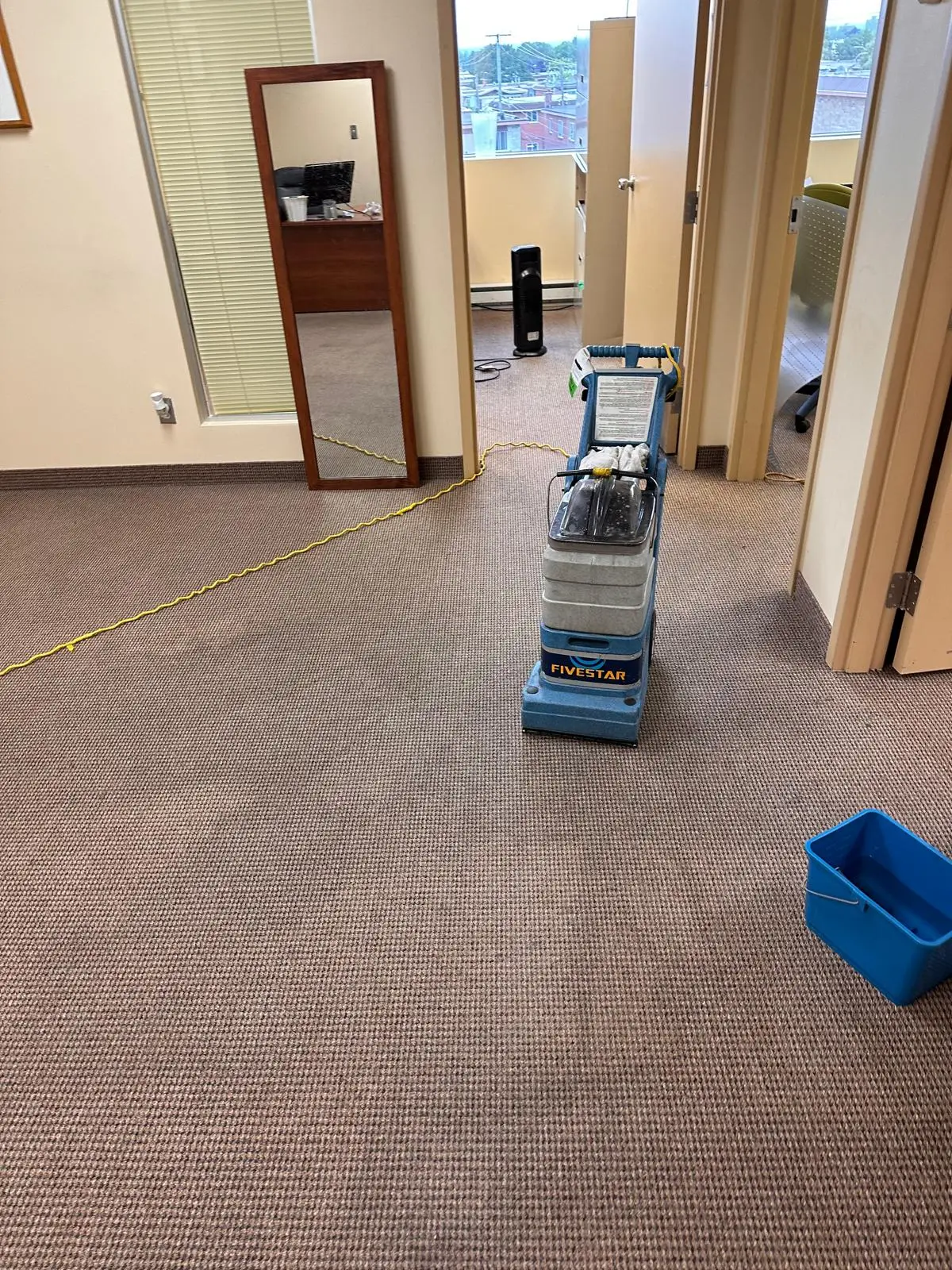 Machine à récurer sur la moquette d'un bureau