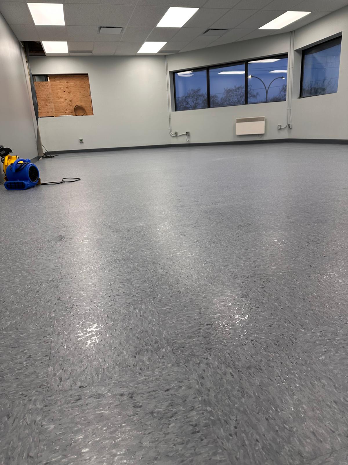 Grand plancher de béton poli après nettoyage