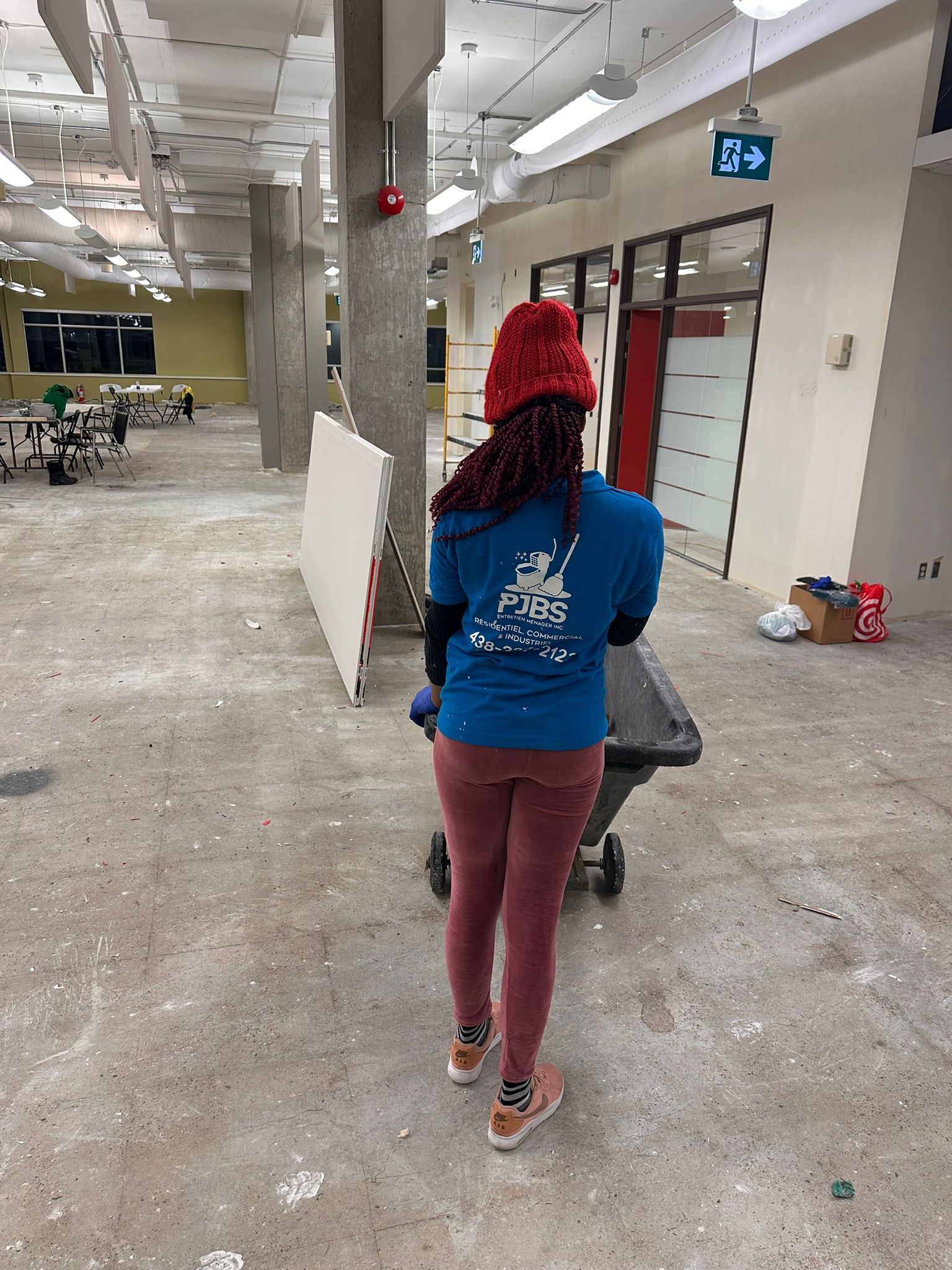 Employée PJBS avec son chariot dans un grand corridor