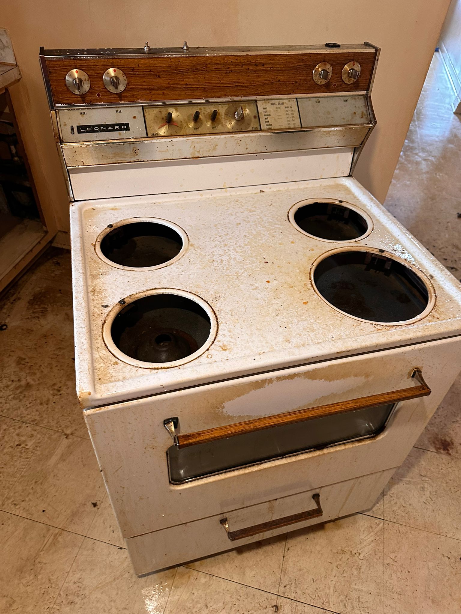 Cuisinière très sale avant le nettoyage